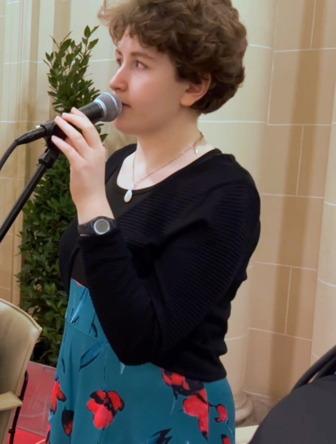 Lou chante au Parlement flamand