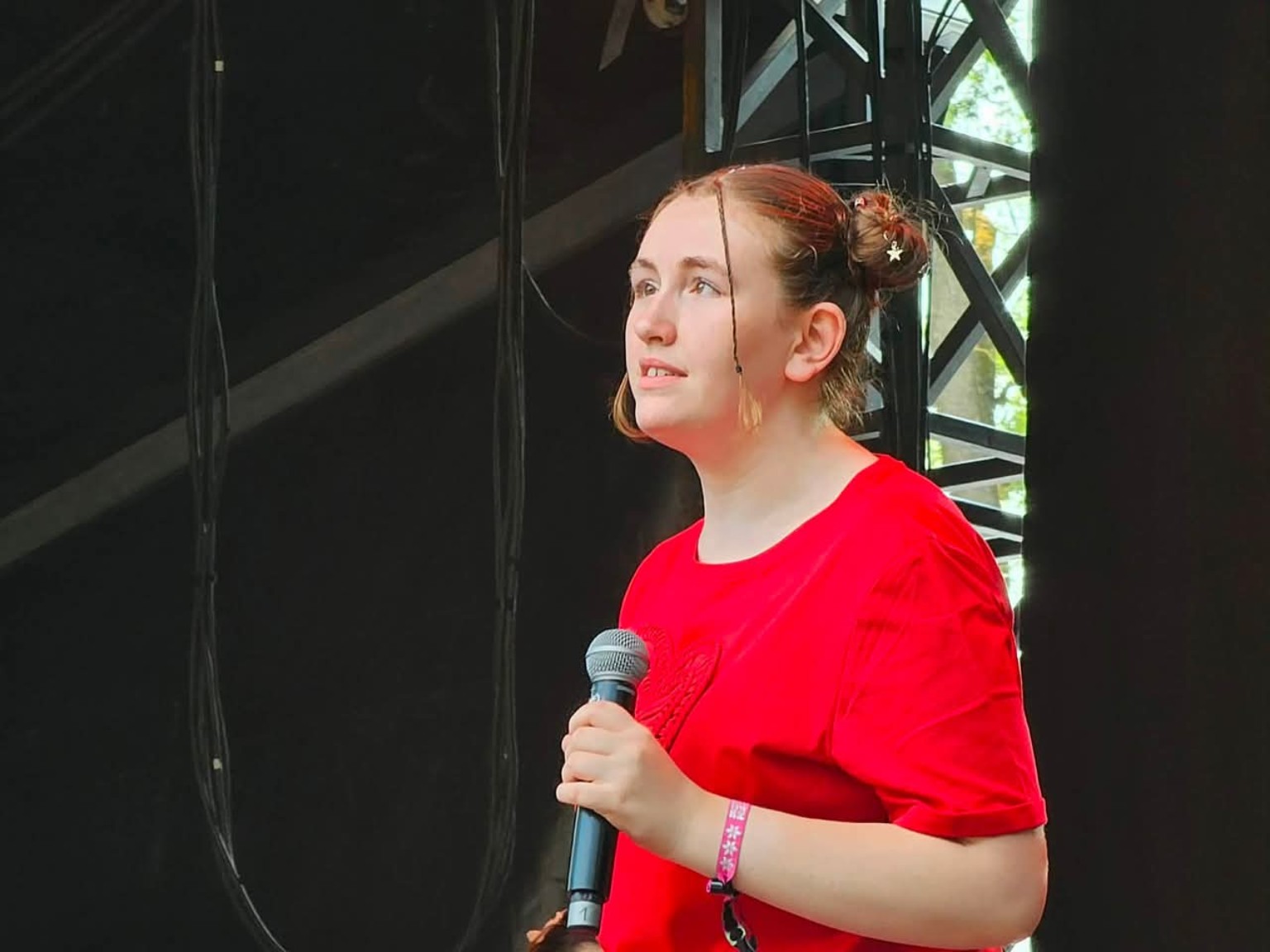 Lou chante sur la scène des Francofolies de Spa