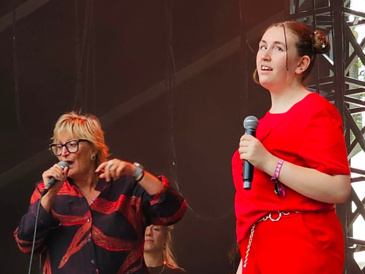 Lou sur scène avec une chanteuse aux Francofolies de Spa