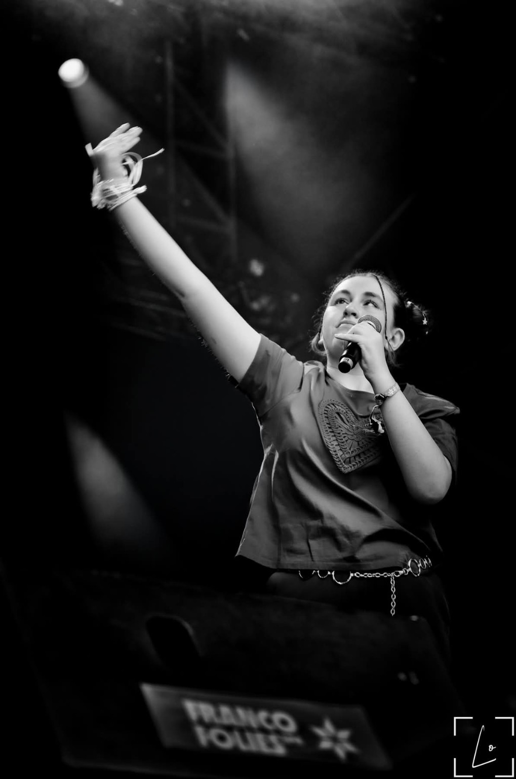 Lou chante et salue le public aux Francofolies de Spa