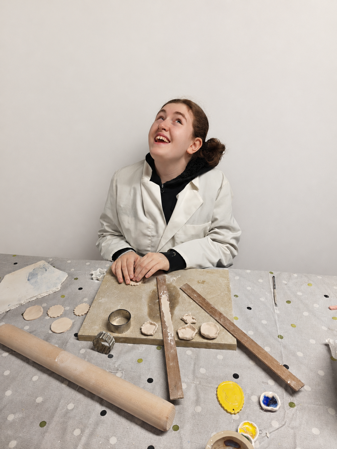 Lou pendant un atelier de céramique avec Katarina