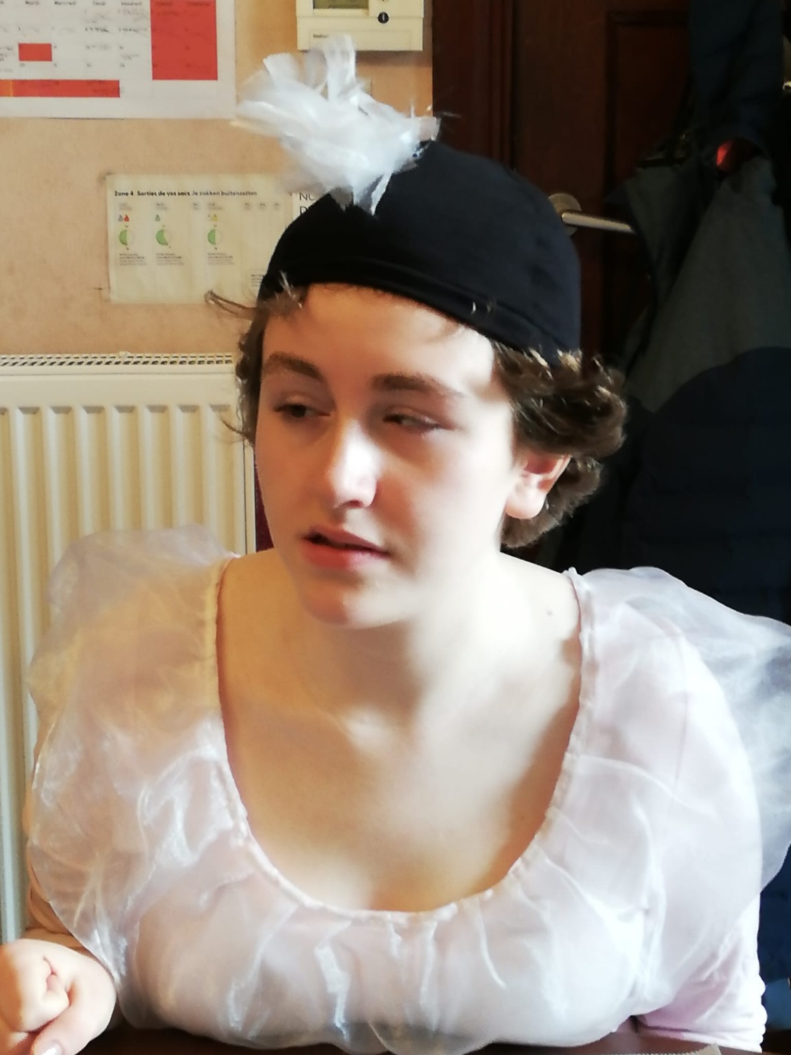 Lou déguisée pour une fête