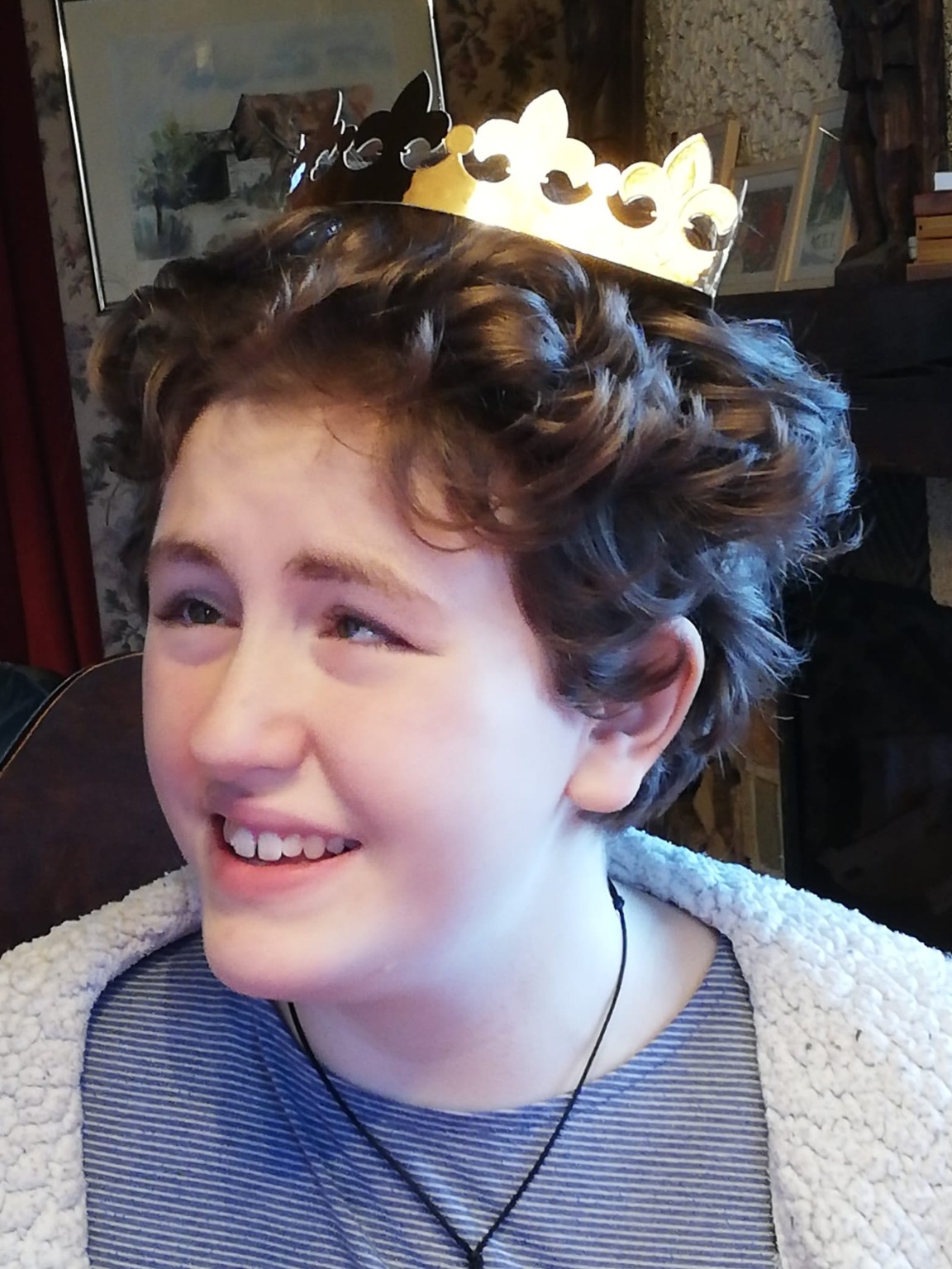 Lou sourit avec une couronne