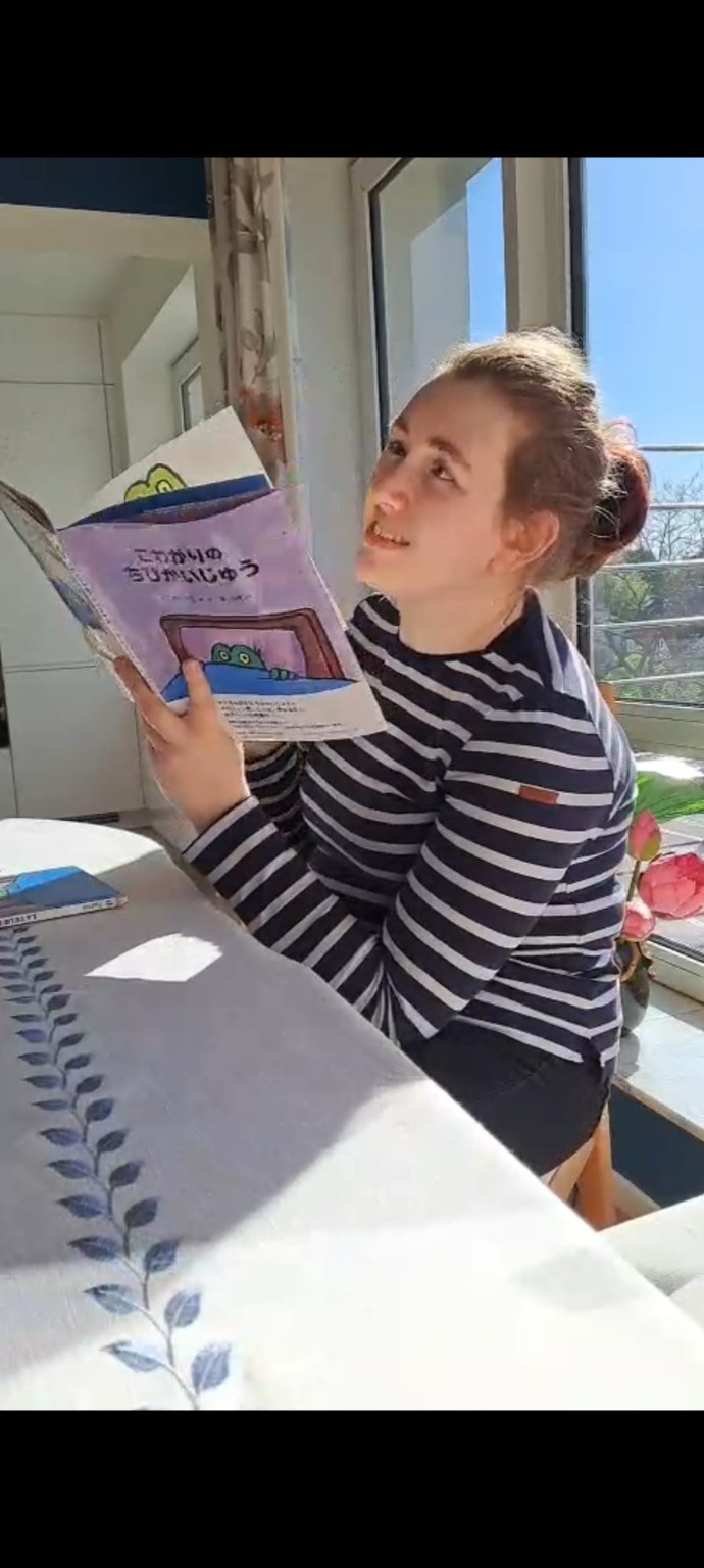 Lou pendant un cours de japonais avec Valérie