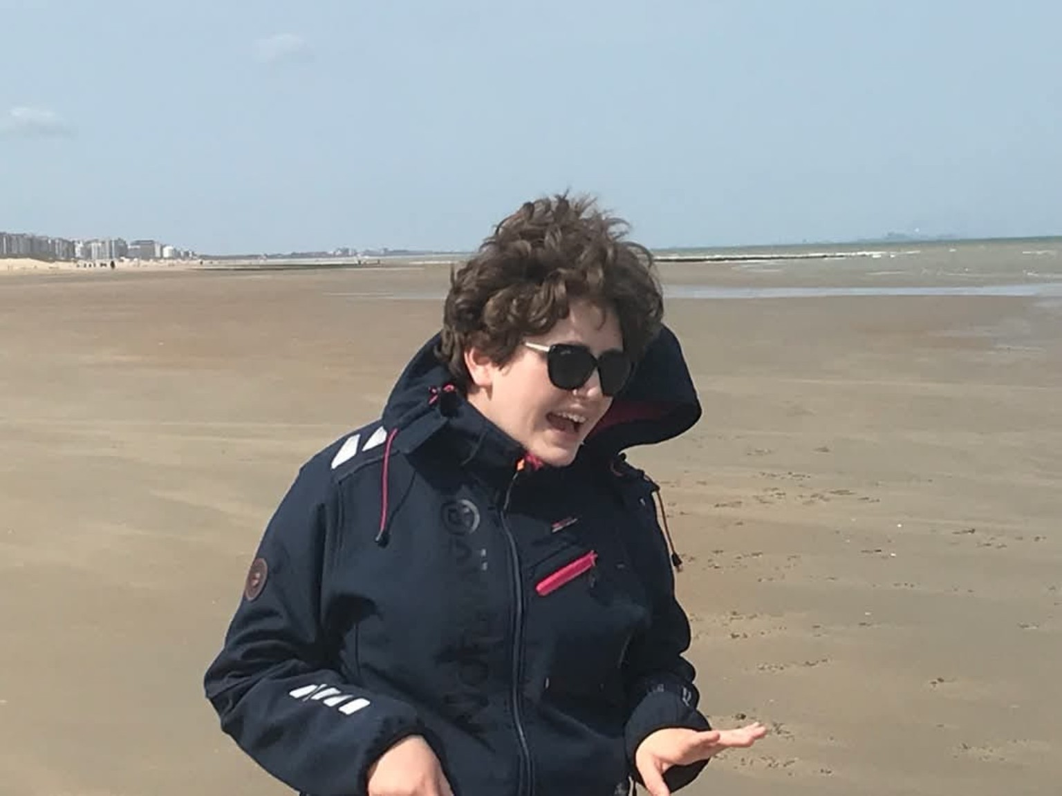 Lou sourit sur la plage